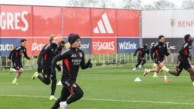 穆里尼奥的主力边锋，一个是20岁的囚王，一个是19岁的捂嘴歧视者