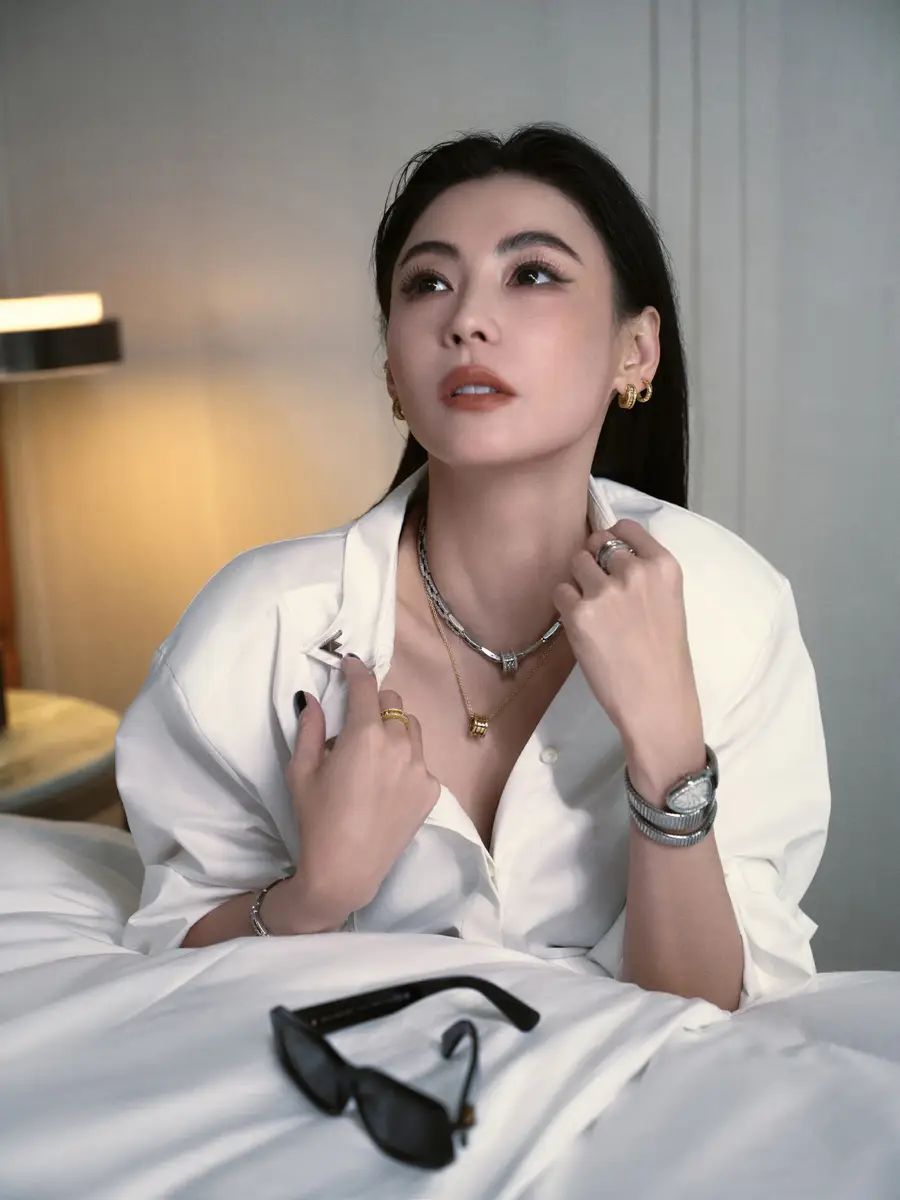 张柏芝松弛感大片曝光！穿白衬衣趴在床上甜笑好惬意