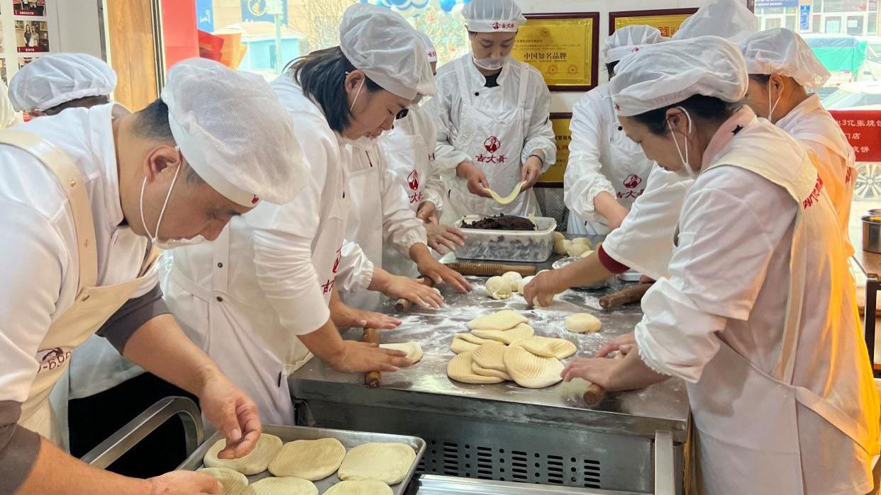 一饼藏匠心，指尖裹甜香——老店红糖麻酱烧饼滋味绵长