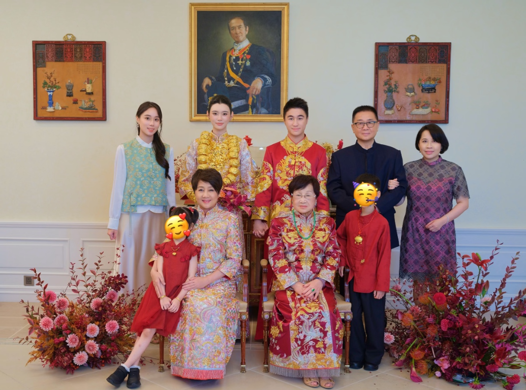 何超欣姥姥参加何猷君奚梦瑶婚礼答谢宴，拍全家福时和女儿梁安琪并排坐在一起，一身红