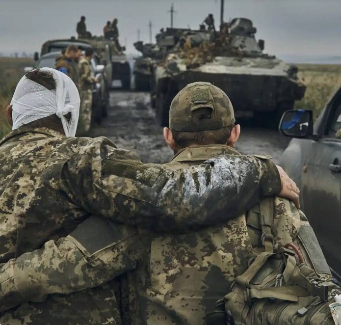 真实的战争，完整的尸体是很少的，而且战场上散布的都是残肢内脏。

冲锋过程中很有