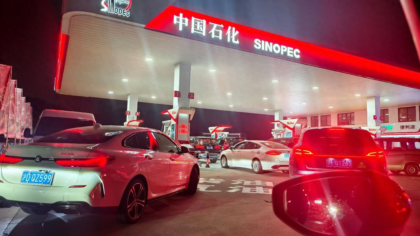 油价重回“9元时代”，比亚迪插混车瞬间光芒四射！