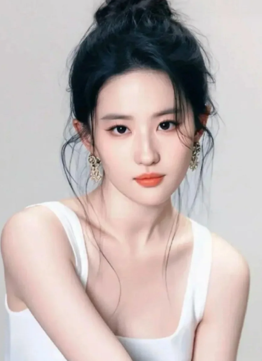 刘亦菲出道多年形象干净低调几乎没有乱七八糟的八卦
在漫长的演艺生涯里，她公开承认