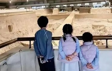 郭晶晶带带三个孩子出去游玩
她没有去爬山看海，没有去野外踏青，而是所到之处，都是