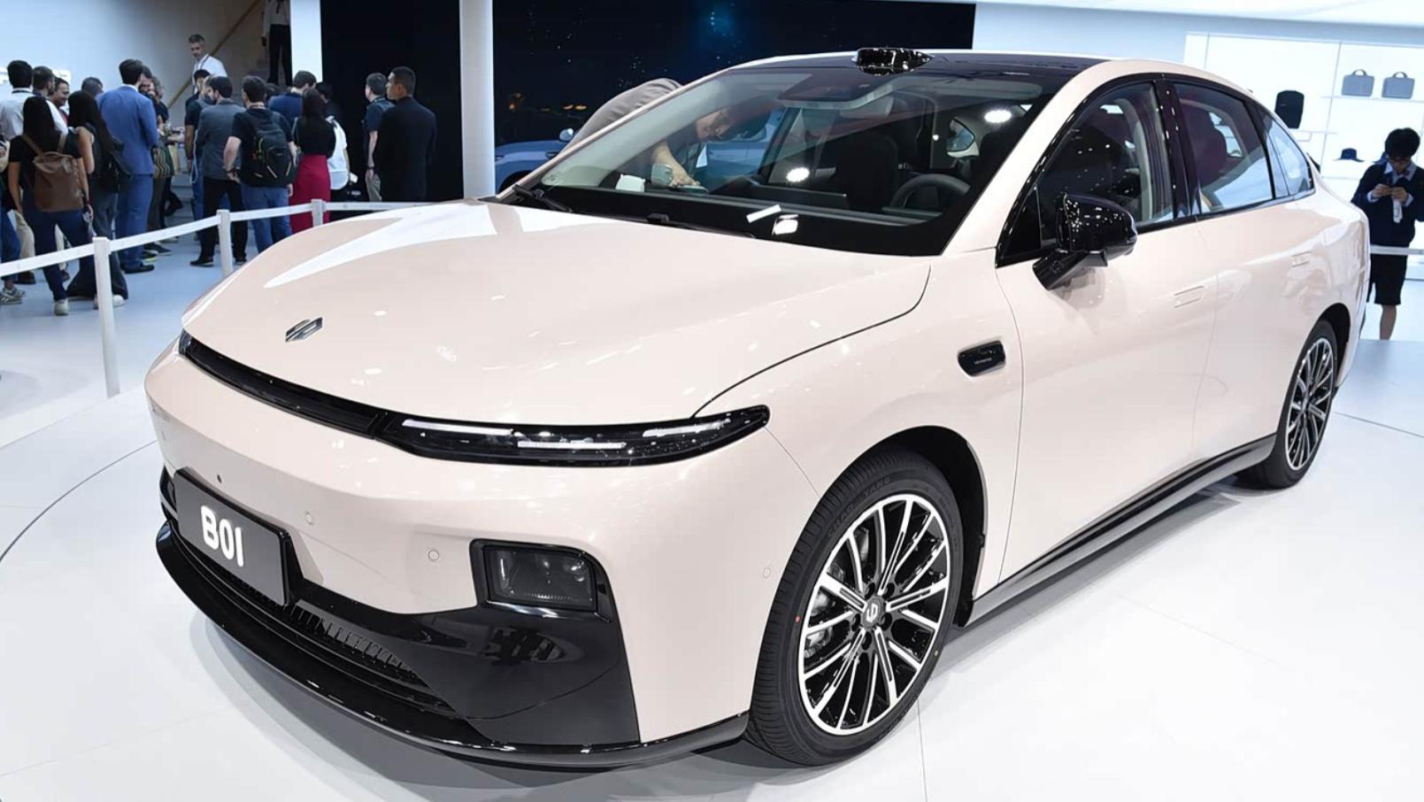 上市4个月销量破万！零跑B01凭啥？就凭这独立悬挂和8295