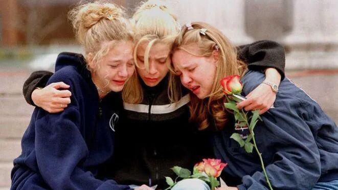 震惊世界  美国校园枪击惨案  一共 13 人死亡