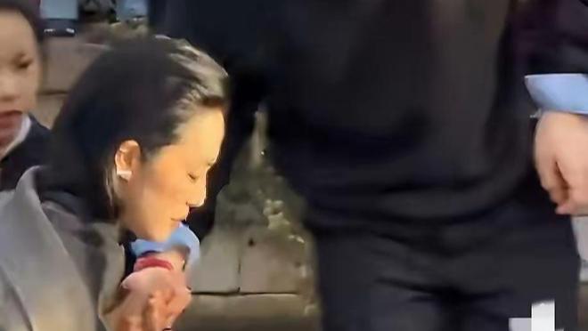 离婚后首次亮相，灰色大衣，大背头短发利落干练