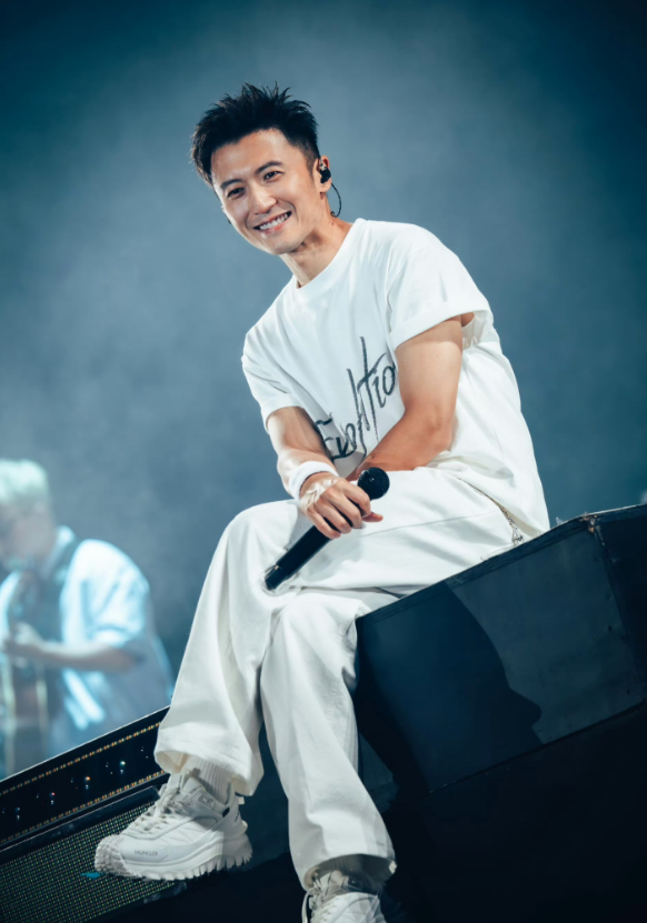 吴京谢楠去看谢霆锋演唱会了！吴京和谢霆锋的妈妈狄波拉一直热聊，看来俩人关系很好。