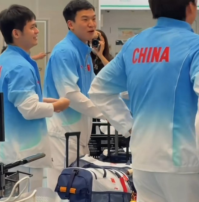 亚运会回国的路上，邱贻可和向鹏说了啥？把林诗栋笑弯了腰？
网友说：可能是邱贻可问