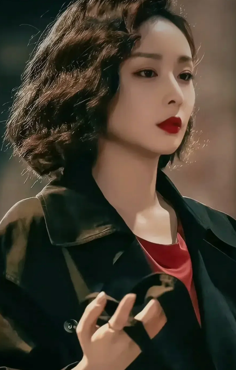 高叶这组红毯生图直接把大哥的女人氛围感拉到极致
这一身黑金刺绣高定礼裙，真的把高