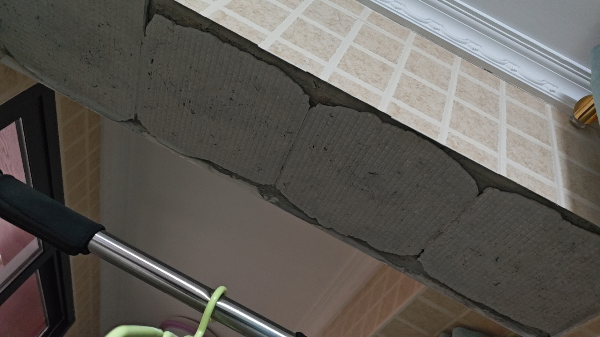 家中不住人，瓷砖脱落，意外中见安全隐患与修复思路