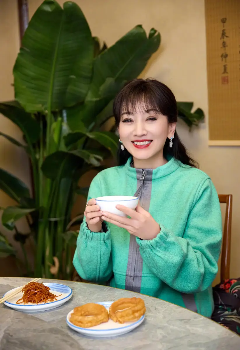 赵雅芝品尝老北京早餐三件套！喝豆汁儿吃焦圈儿笑容灿烂