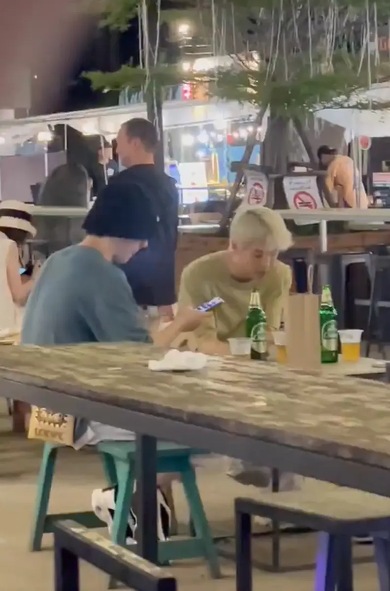 刘昊然尹昉清迈街边被偶遇，同框画面轻松自然