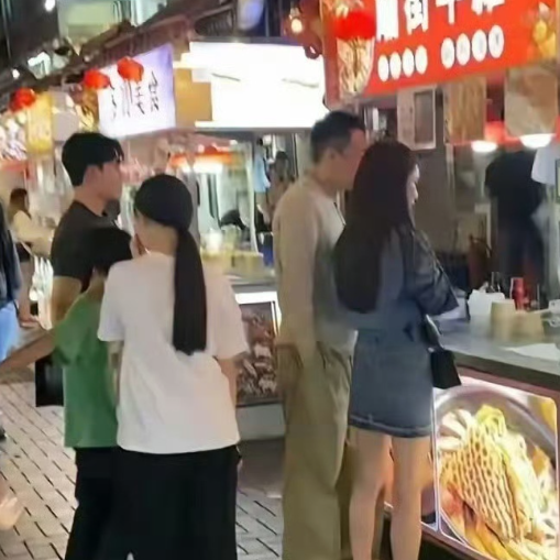 大S的女儿太像妈妈了……发际线，后脑勺，举手投足，连走路的姿态都像，活脱脱一个年