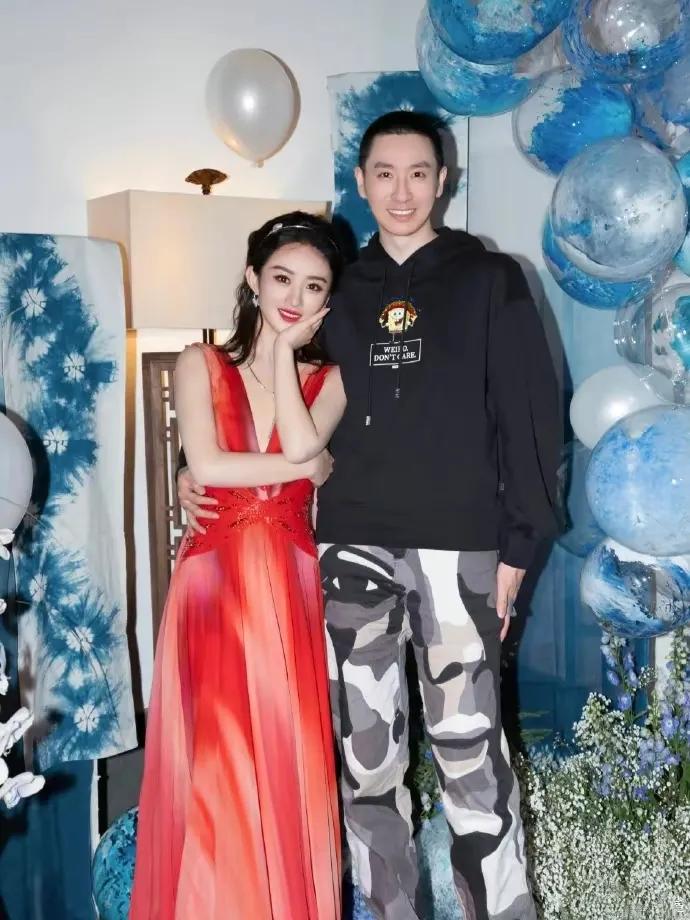 好想知道，搂着赵丽颖的腰合影，这个男的到底是谁？ 男子非常高大帅气，赵丽颖一脸的