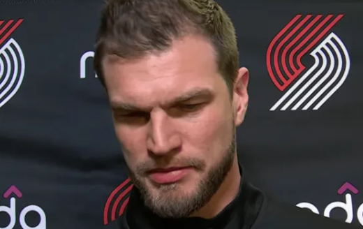 NBA常规赛，波特兰开拓者队以97-127的比分不敌纽约尼克斯队，在赛后采访中，