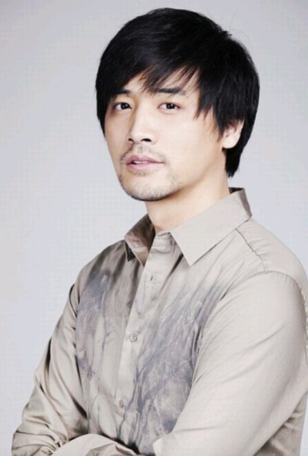 大家还记得这位男演员吗？
他今年43岁，土生土长的山东人，毕业于上海戏剧学院。他