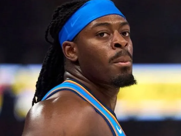 雷霆球员多尔特近日接受了采访，谈到了NBA球迷对他的批评。
"球迷们总在寻找反派