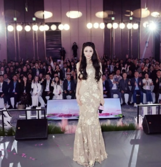 迪丽热巴小众古早念旧感横屏背景图