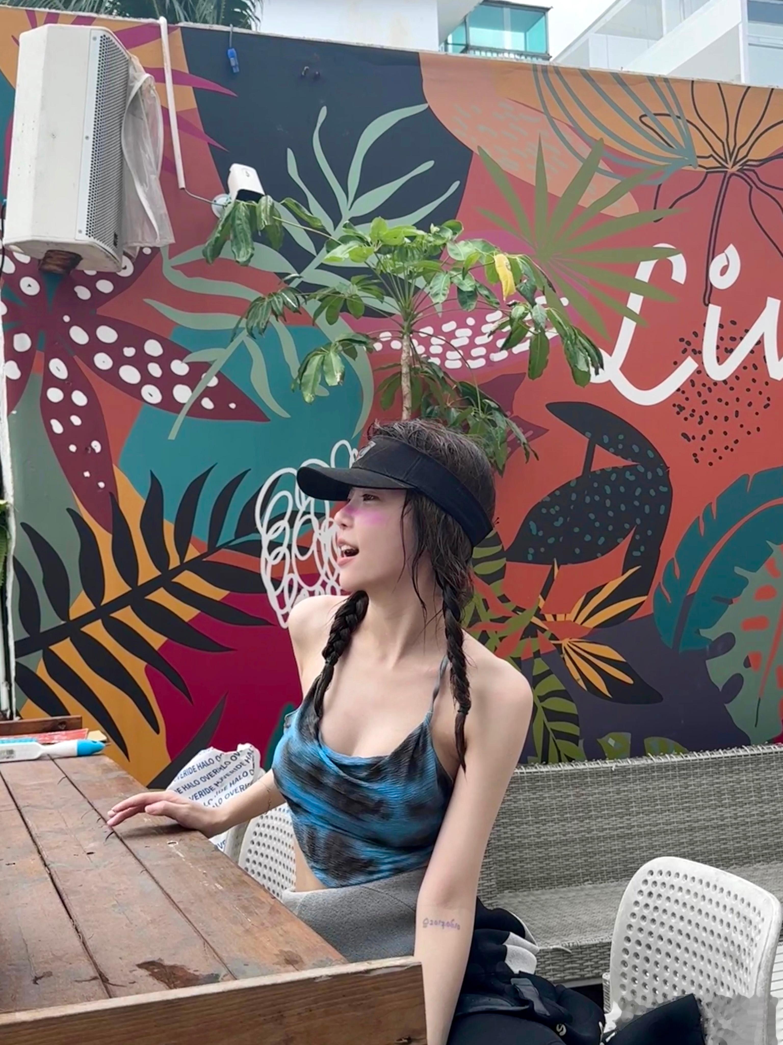 海岛周淑怡，快乐冲浪，大秀好身材。