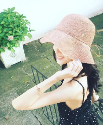 图一章泽天真是青春无限，独乐乐也很快乐。当然，众乐乐也很开心呀。比如图二中的刘强