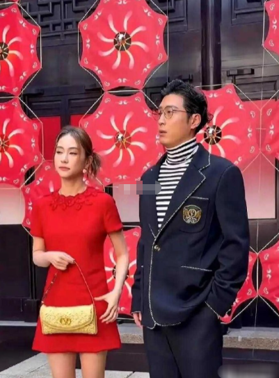 看得我尴尬症都犯了。窦骁这哪是娶了媳妇，分明是供了尊大佛
大庭广众之下，窦骁陪着