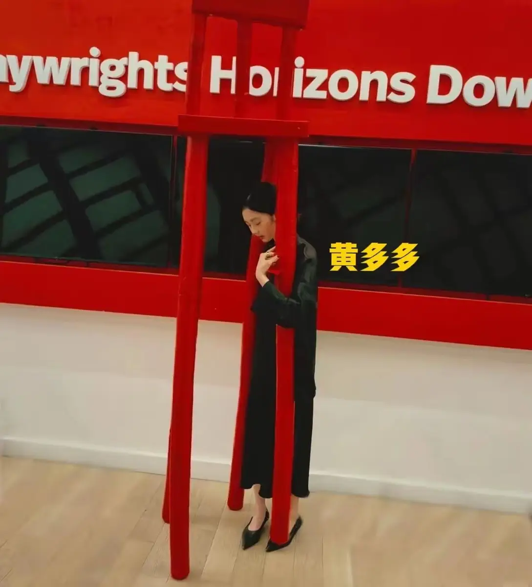 黄多多与同学一起排练话剧 身材窈窕气质清冷温柔