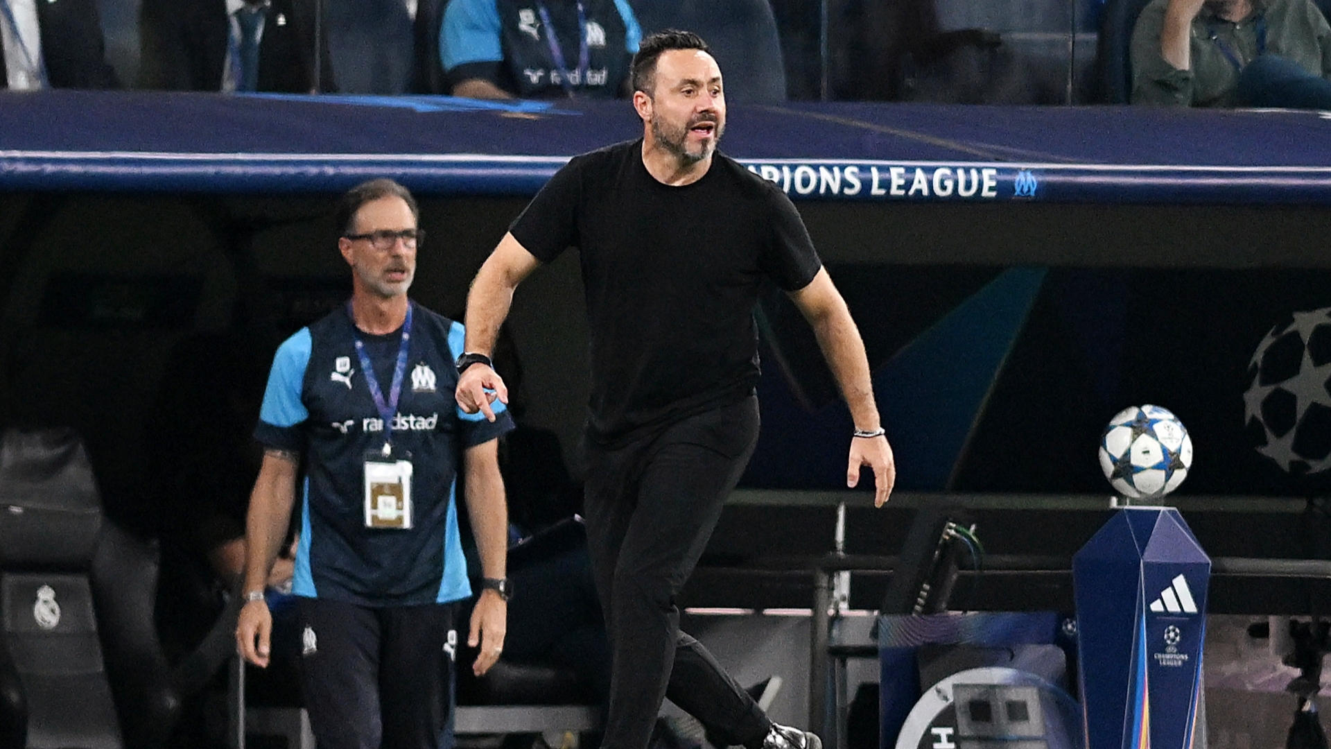 罗马诺报道，热刺目前正全力争取聘请德泽尔比担任主帅。
热刺的目标是在夏窗前敲定任