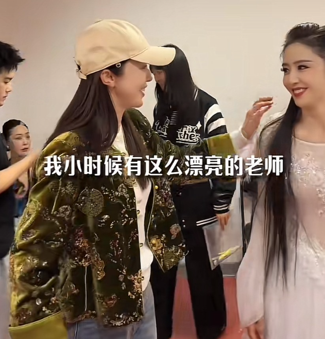 董璇探班佟丽娅
偷拍佟丽娅给酒窝辅导功课！
佟丽娅对酒窝要求很高，要求学习要好，