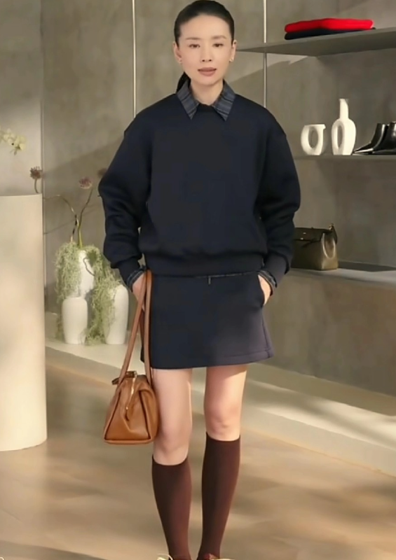 董洁给大家展示了春日衣服的穿搭很有借鉴作用
对于身材很好的女生来说，在春天里总愿