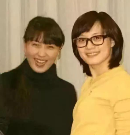 闫学晶笑得灿烂，孙俪笑得优雅。孙俪是个睿智的女人，事业家庭都经营得很好，拥有大脑