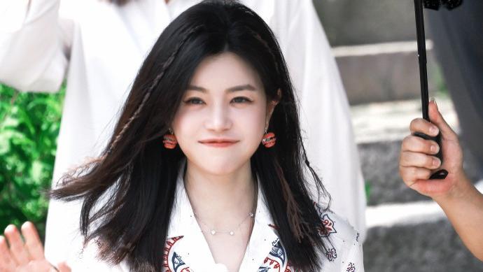 陈妍希录节目被偶遇：一袭印花裙穿出少女感，谁还记得她今年几岁？