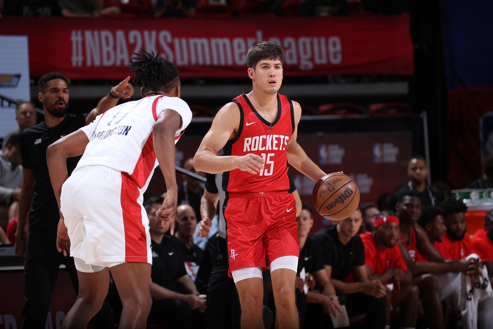 如果单从一位球员的出场时间来看，显然火箭队的21岁射手谢泼德最近三场比赛的出场时