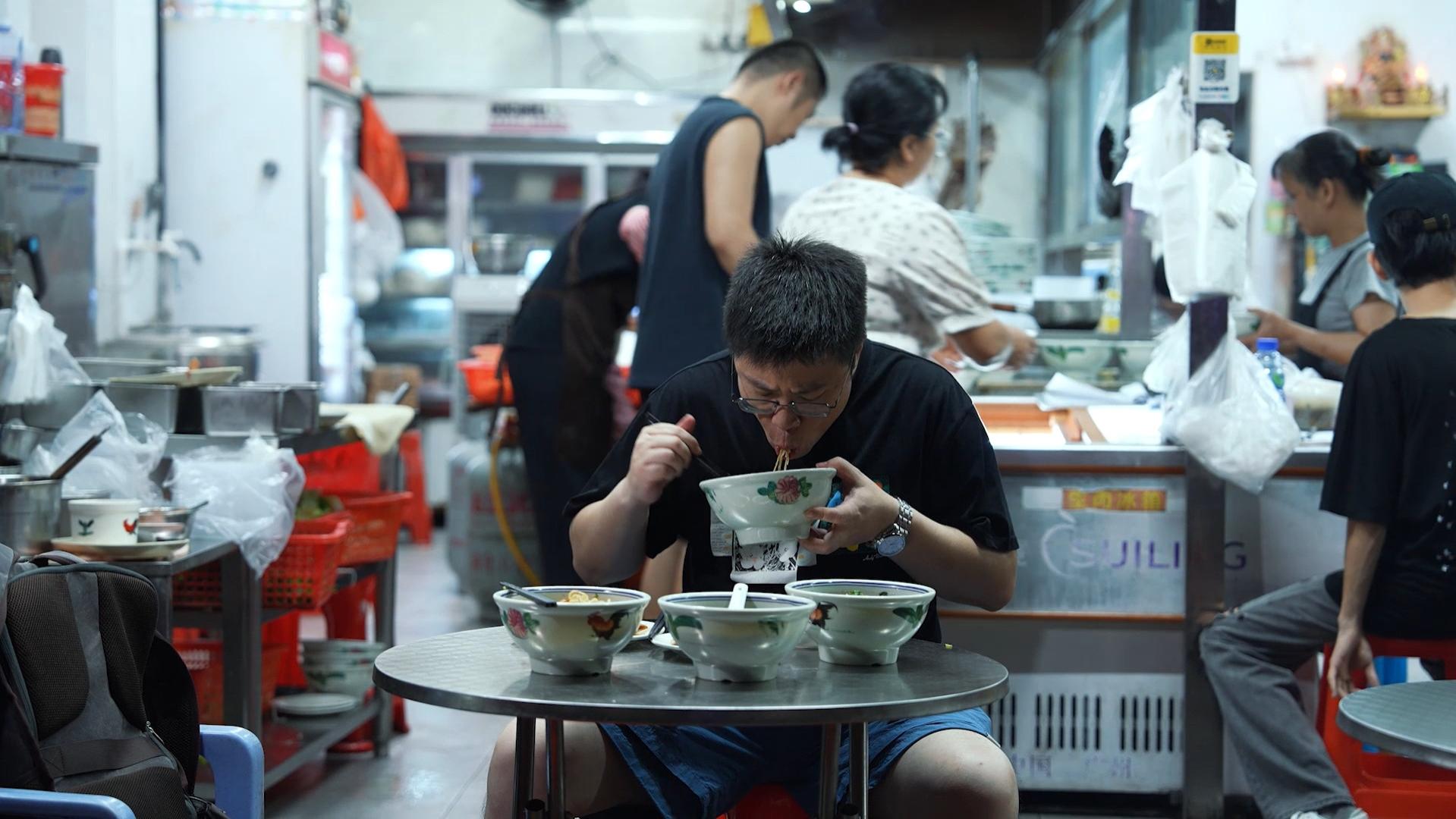 一个深夜食堂的标准样本：便宜、量大、好吃，生意自然不愁！