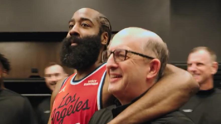 有爱！哈登豪取6连胜回更衣室为范甘迪庆生，抚摸老范光头唱生日歌