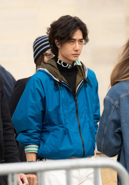 王一博亮相Loewe2026秋冬巴黎时装周看秀