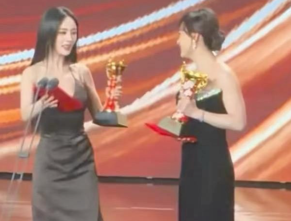 杨幂大步向孙俪走去
孙俪有向后退一步的趋势，后来才礼貌的回抱杨幂，这个过程杨幂是