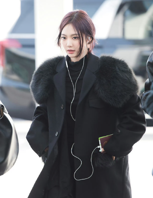 宁艺卓走路的这个发型！我想象中随意扎个头发出门的样子