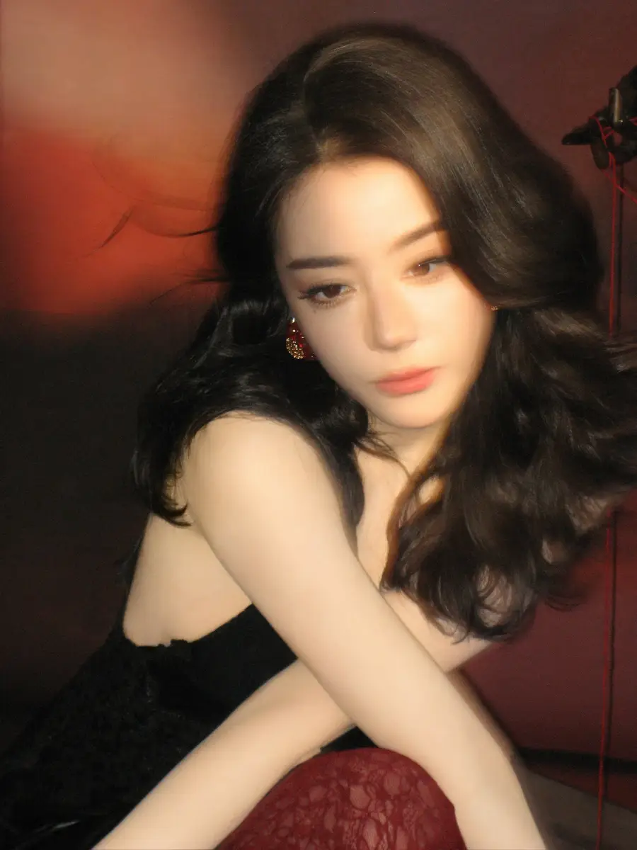 热巴穿长裙身材窈窕 单手提灯妩媚多情