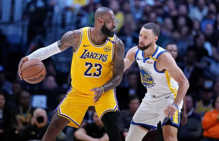 据美媒报道，NBA记者Slater在节目中谈到了勇士追求勒布朗-詹姆斯的情况，表