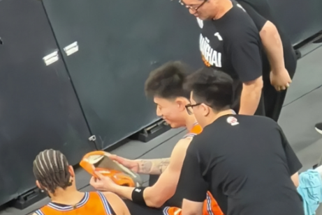 李宁仍没有对张镇麟踩爆球鞋一事做出回应。在CBA总决赛G5，上海男篮球员张镇麟再