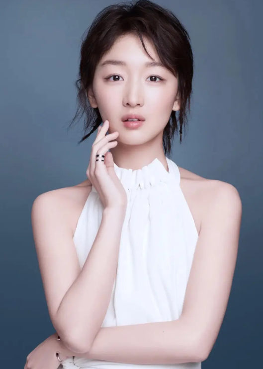 周冬雨踩着高跷穿着露背长裙
从人群中走过，引人侧目
从众人的眼光中看得出，对她的