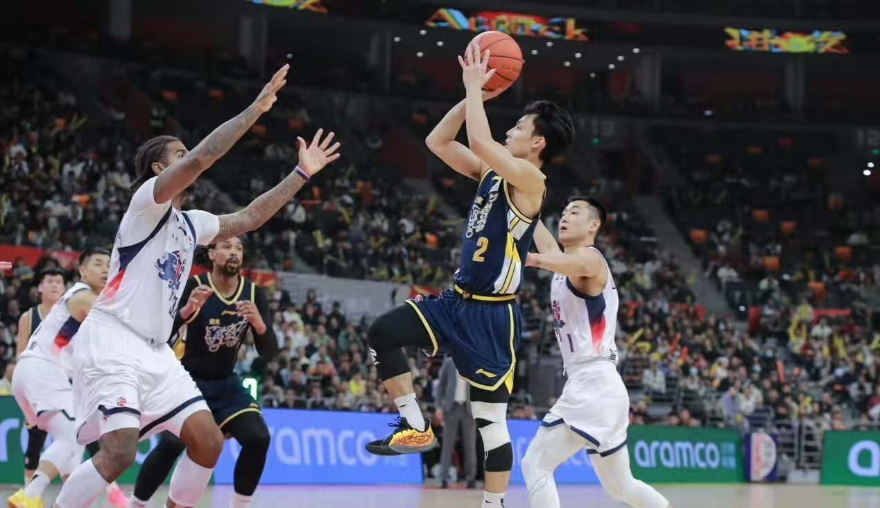 萨林杰确定伤缺，广东如何应对山东内线群？三分是关键，篮板需靠整体