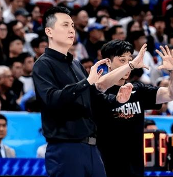上海男篮主教练卢伟谈球队对阵北京的G4。他表示：我们已经连打三场了，两个队每个人