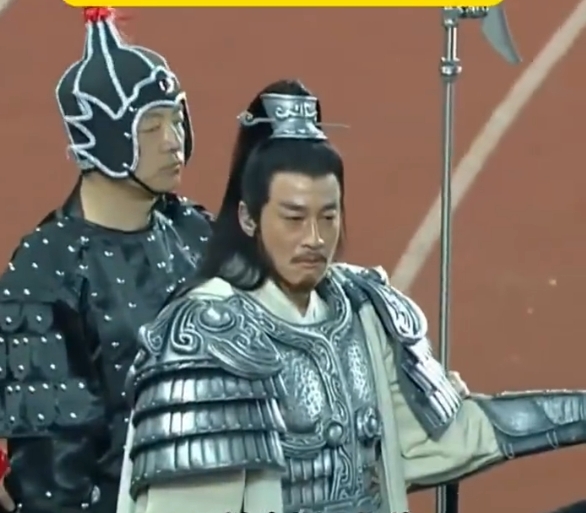 何润东回应没骑马的原因：想了很久要不要骑马，但是毕竟十几年过去了年过半百了，万一