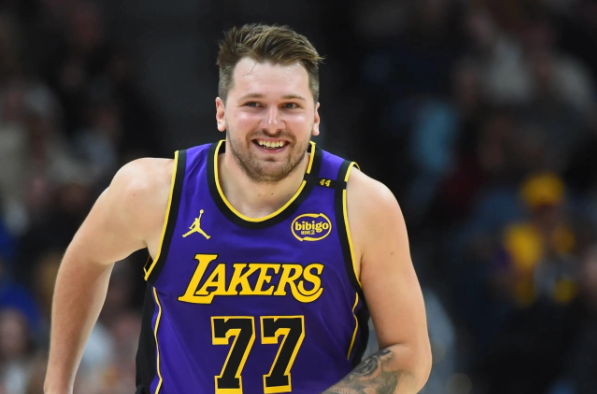 东契奇球权过高不利于湖人整体发挥
东契奇高度集权的表现不能掩盖其在防守端的弊端+