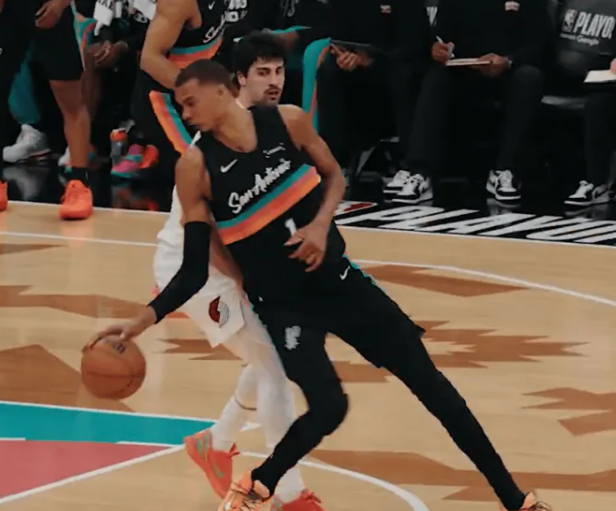 NBA季后赛首轮G1，马刺与开拓者的比赛正在进行当中。
马刺球员文班亚马出战13