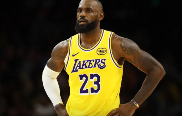 湖人官方公布了明日主场对阵雄鹿的伤病报告：
八村垒（右小腿拉伤）、詹姆斯（左脚关