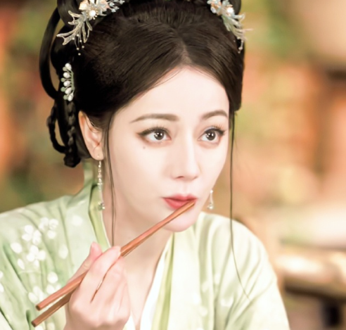 即使应援棒变成拐杖，迪丽热巴依旧是我当年的理想