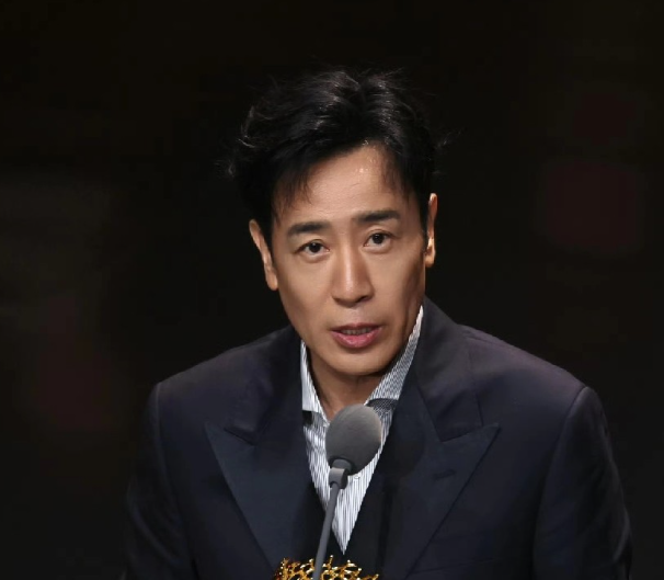 一向低调的于和伟冲上了热搜
这次他传来了一个大好消息，深圳第二届金树林绽放之夜在